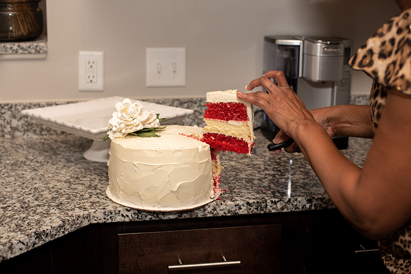 Red_Velvet_Cheesecake_Cutting